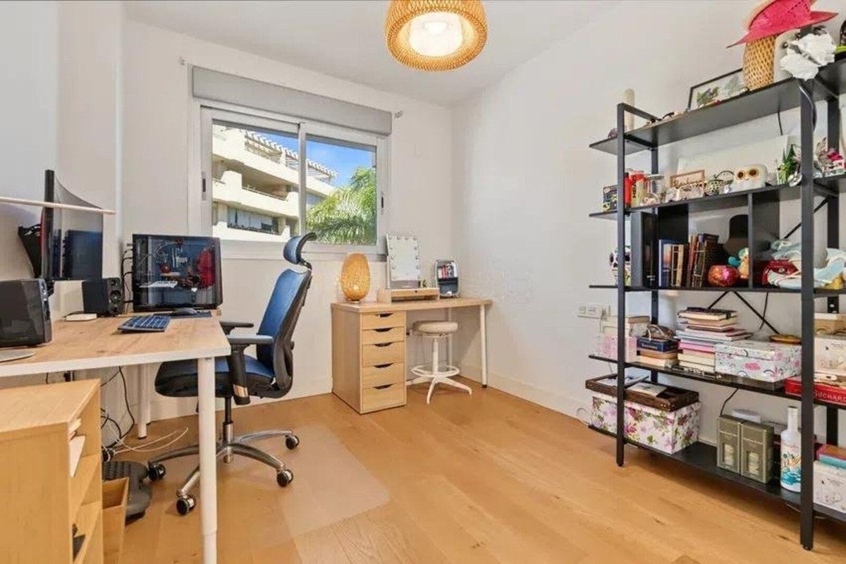 3 Bed Middle Floor Apartment in El Chaparral
