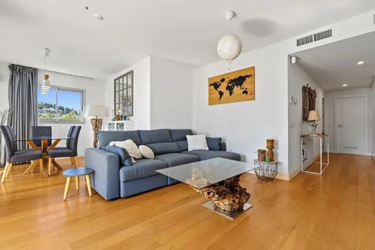 3 Bed Middle Floor Apartment in El Chaparral
