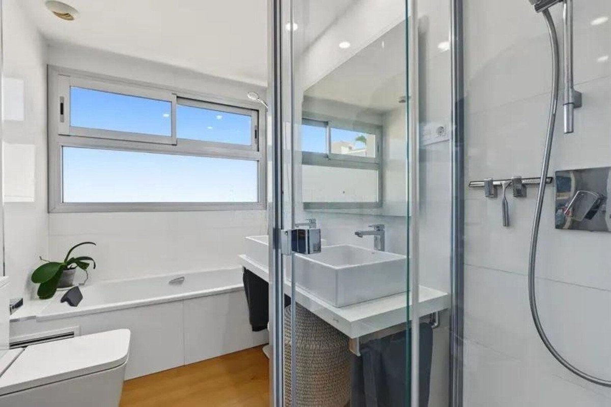 3 Bed Middle Floor Apartment in El Chaparral