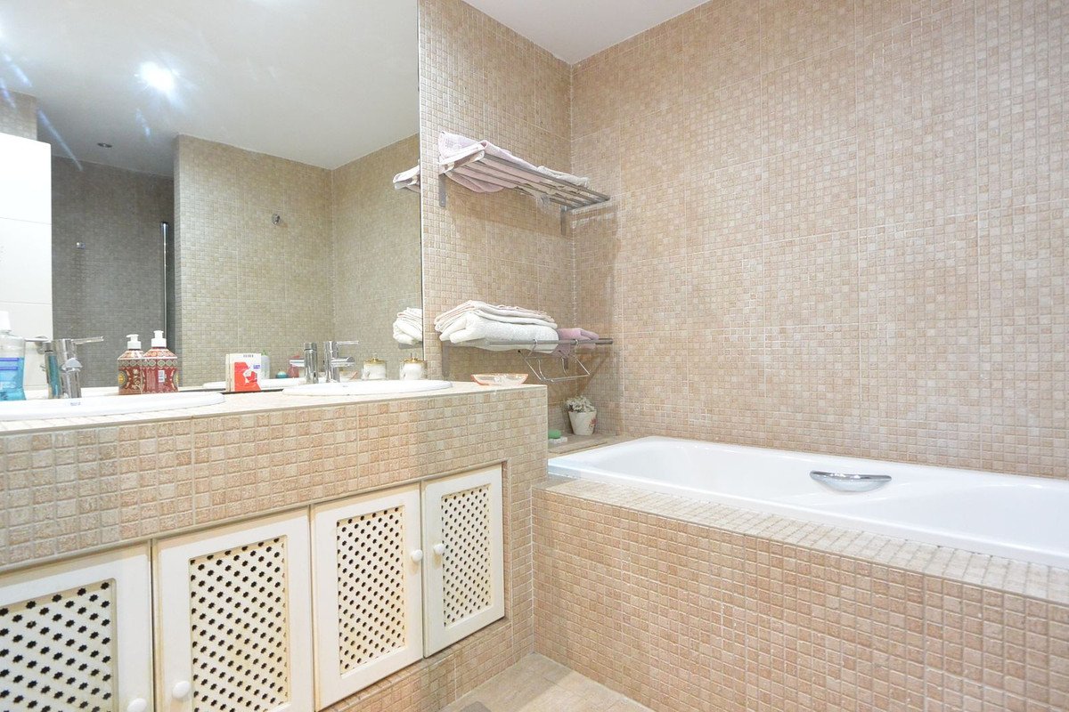2 Bed Middle Floor Apartment in The Golden Mile