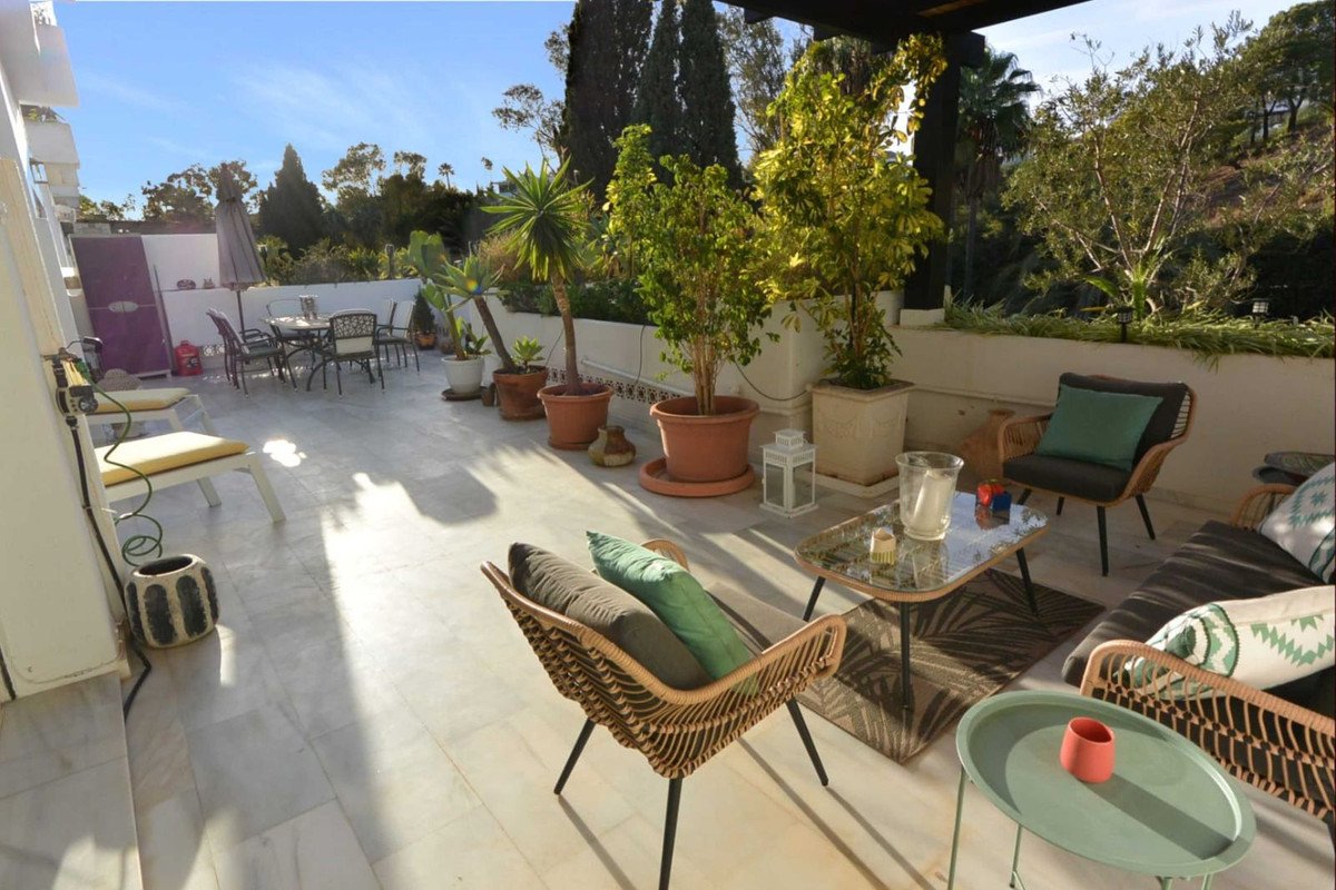 2 Bed Middle Floor Apartment in The Golden Mile