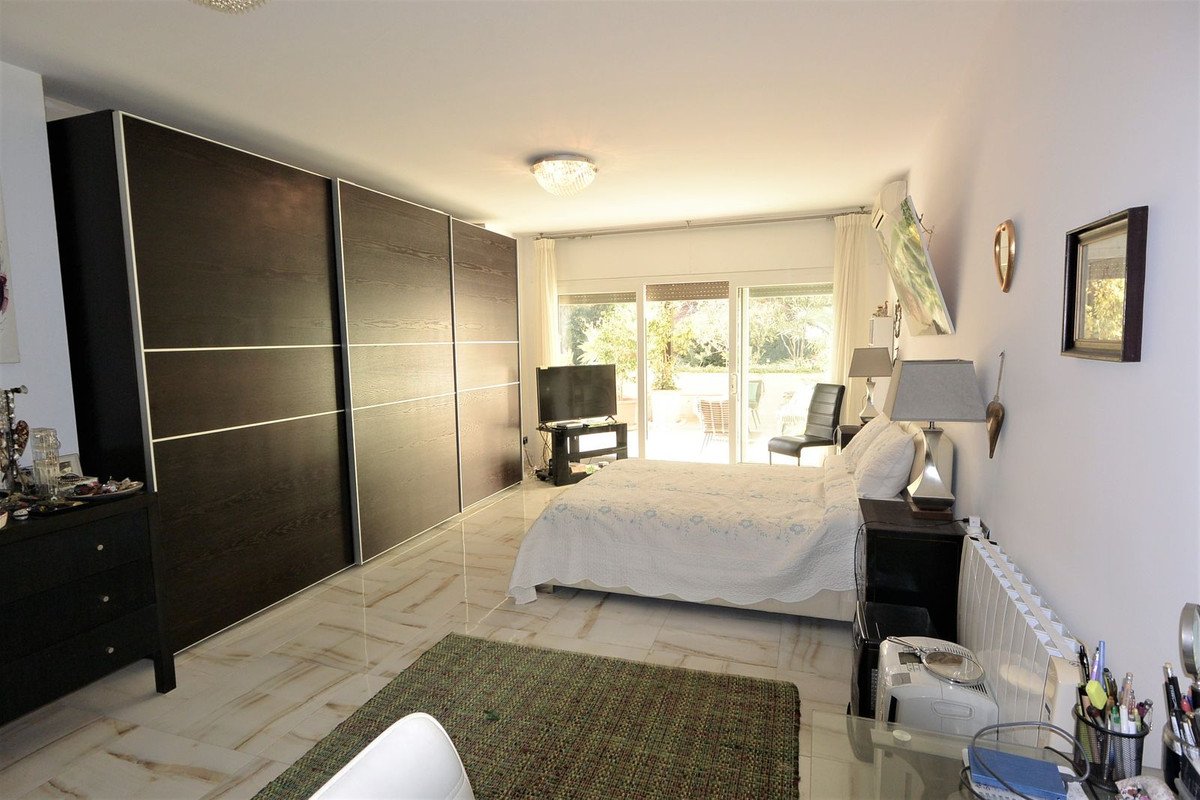 2 Bed Middle Floor Apartment in The Golden Mile