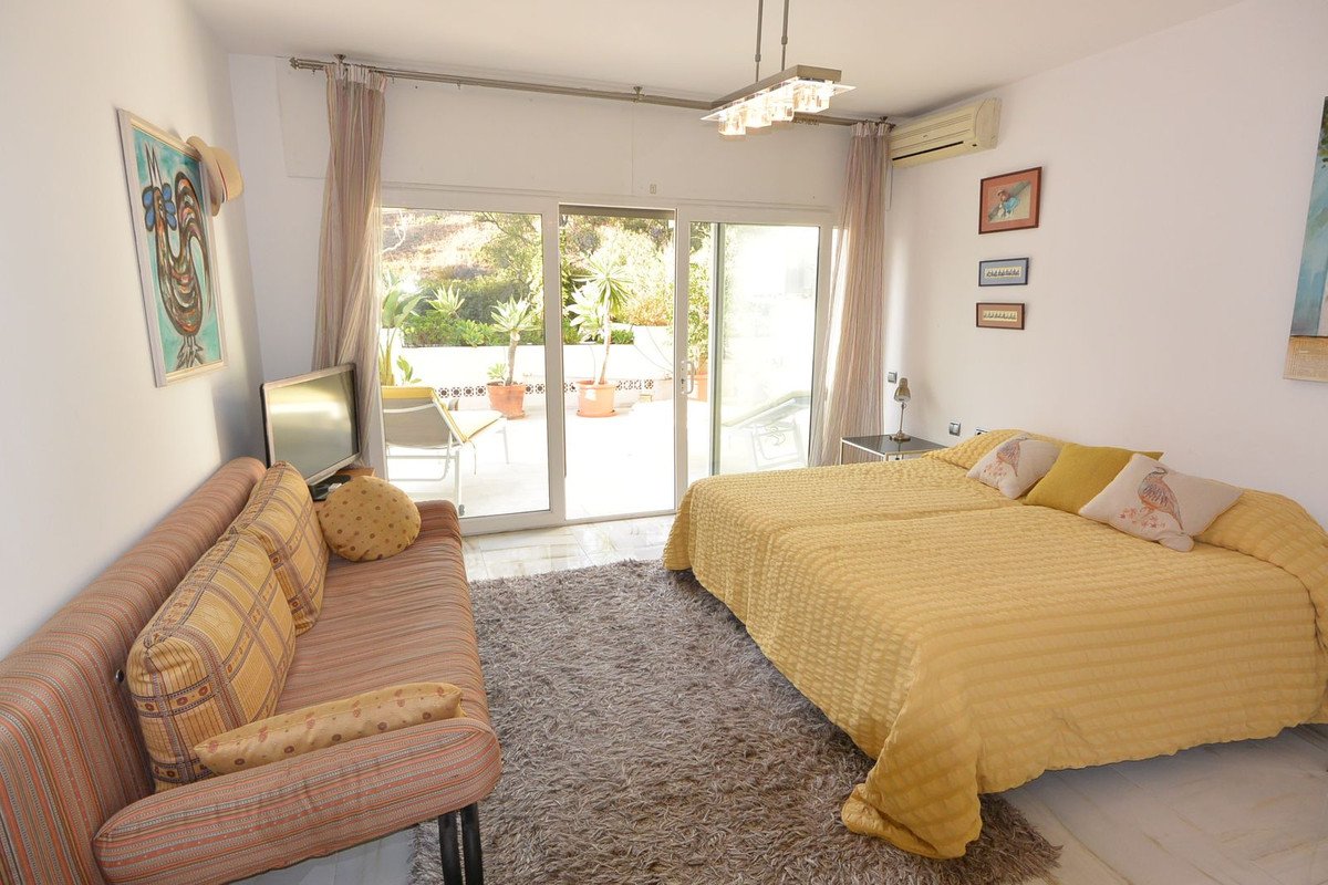 2 Bed Middle Floor Apartment in The Golden Mile