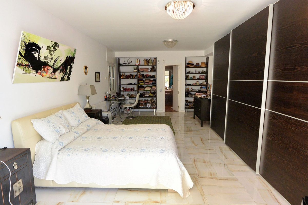 2 Bed Middle Floor Apartment in The Golden Mile