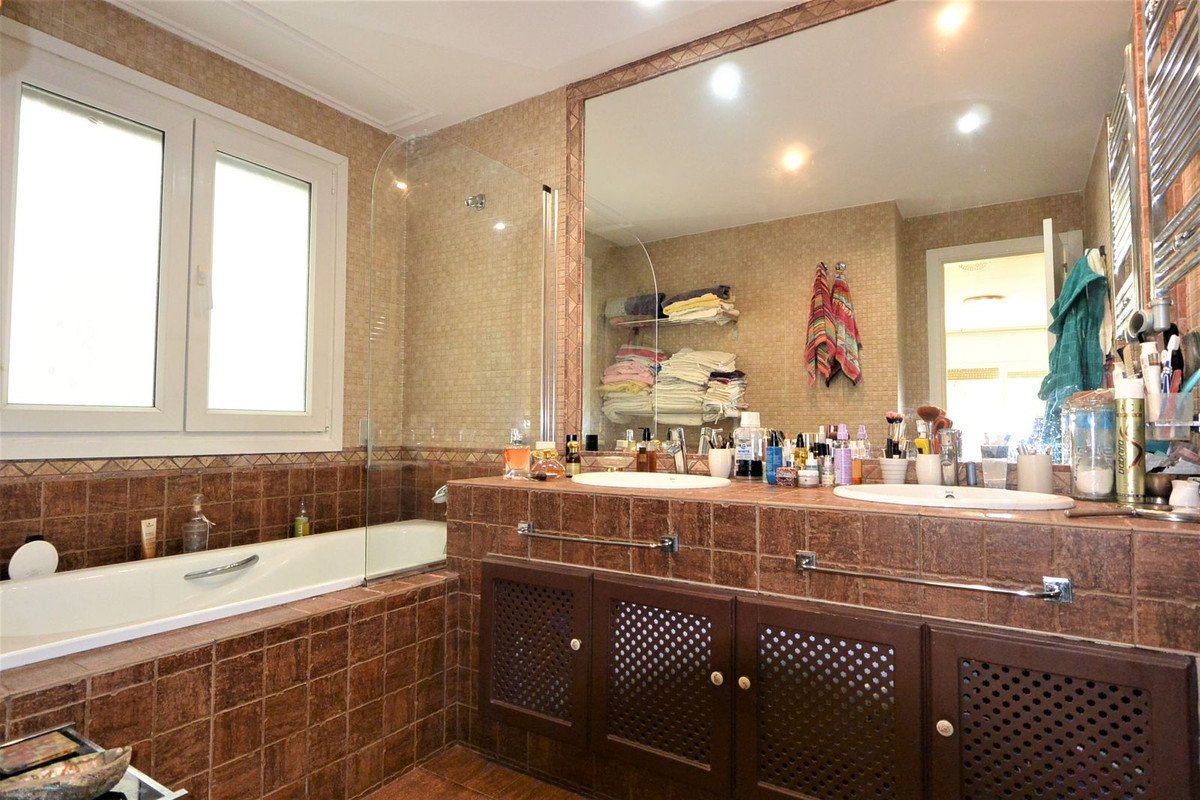 2 Bed Middle Floor Apartment in The Golden Mile