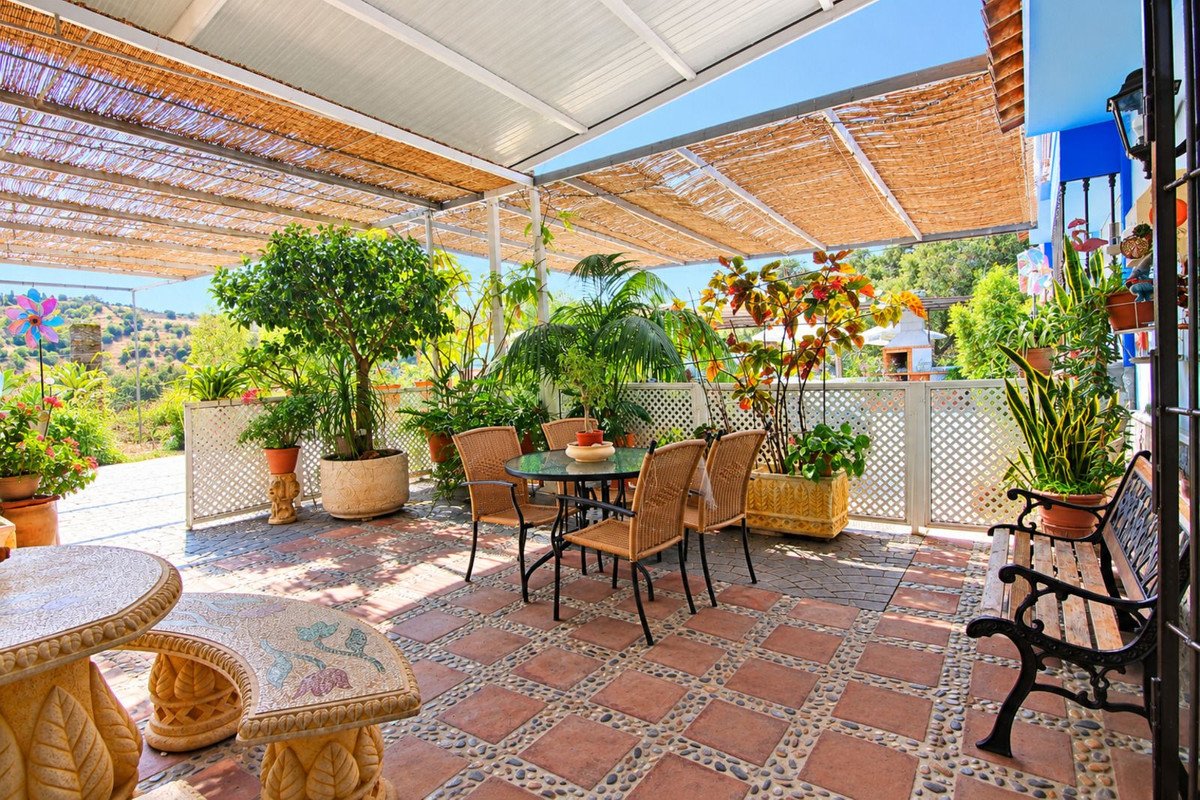 4 Bed Detached Villa in Coín