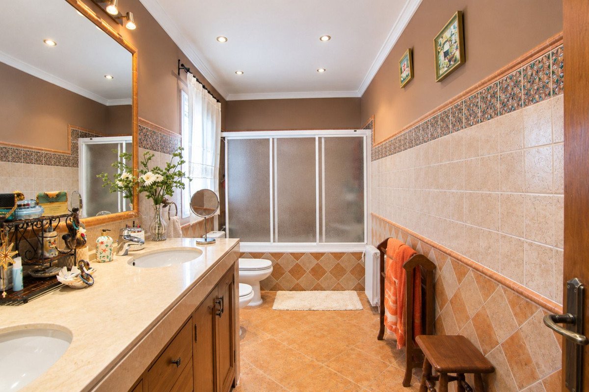 4 Bed Detached Villa in Coín