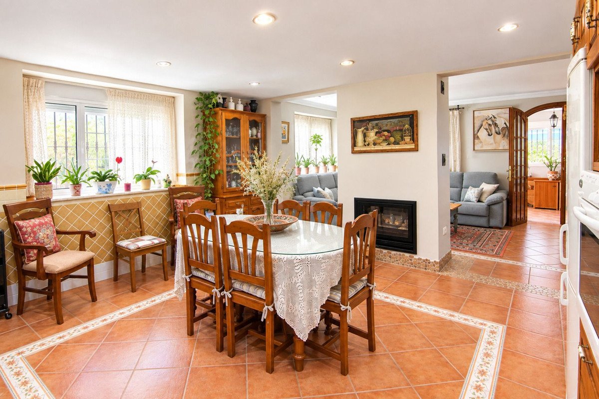 4 Bed Detached Villa in Coín
