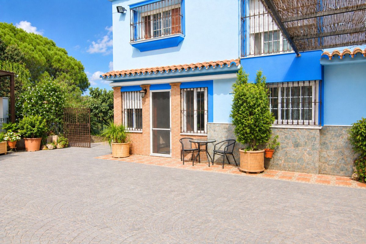 4 Bed Detached Villa in Coín