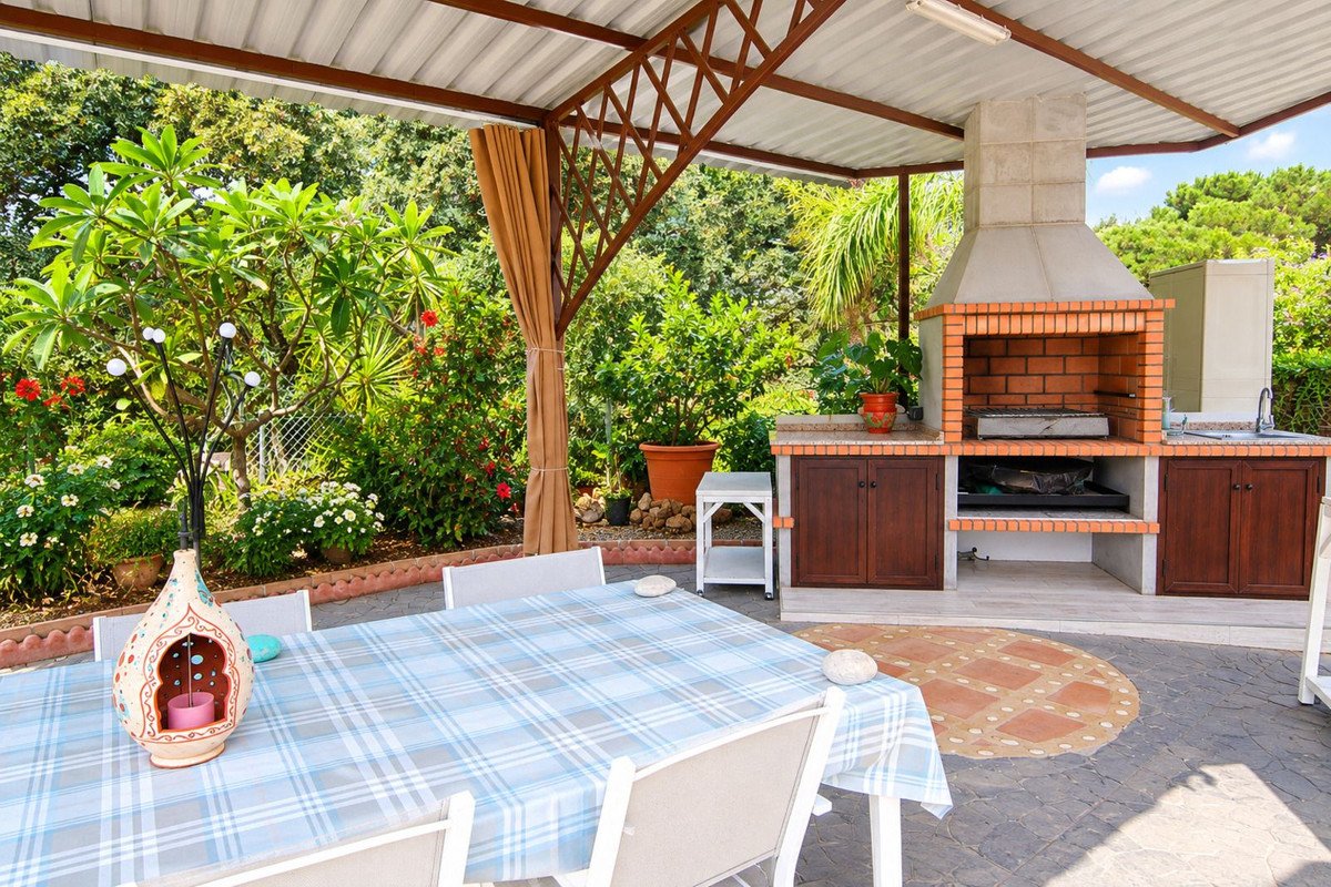 4 Bed Detached Villa in Coín