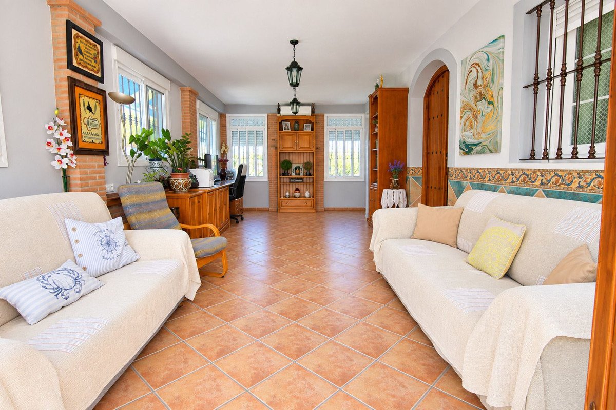 4 Bed Detached Villa in Coín
