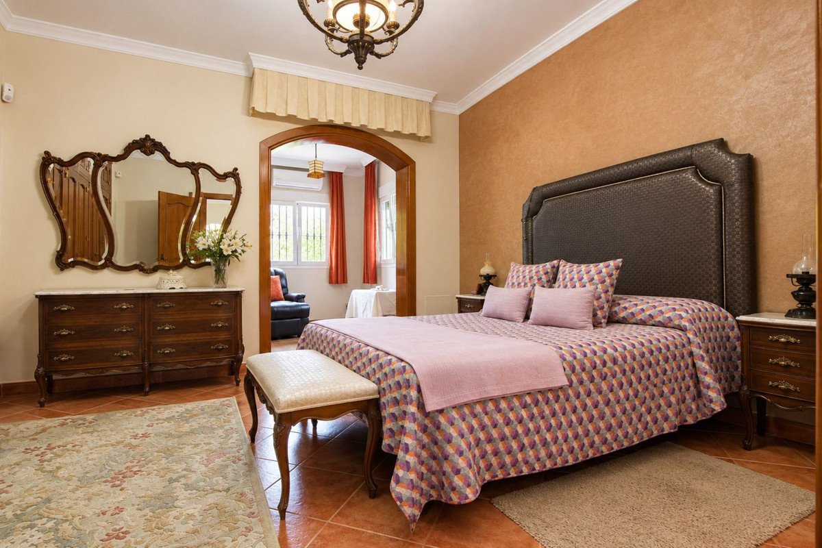 4 Bed Detached Villa in Coín