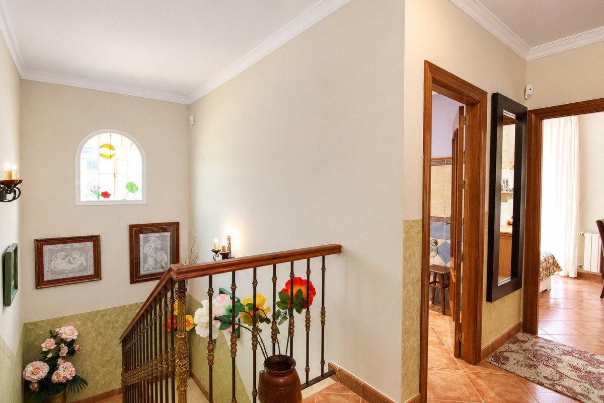 4 Bed Detached Villa in Coín