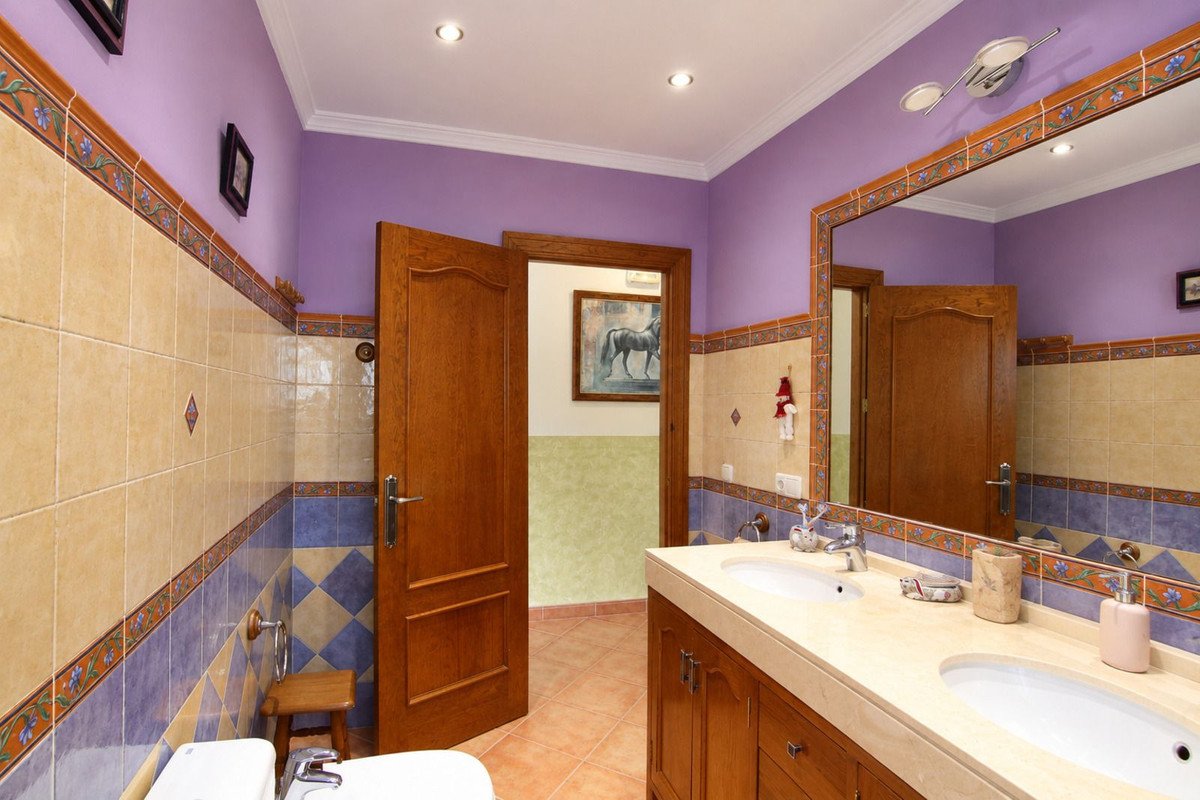 4 Bed Detached Villa in Coín