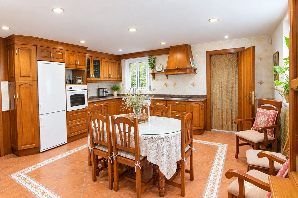 4 Bed Detached Villa in Coín
