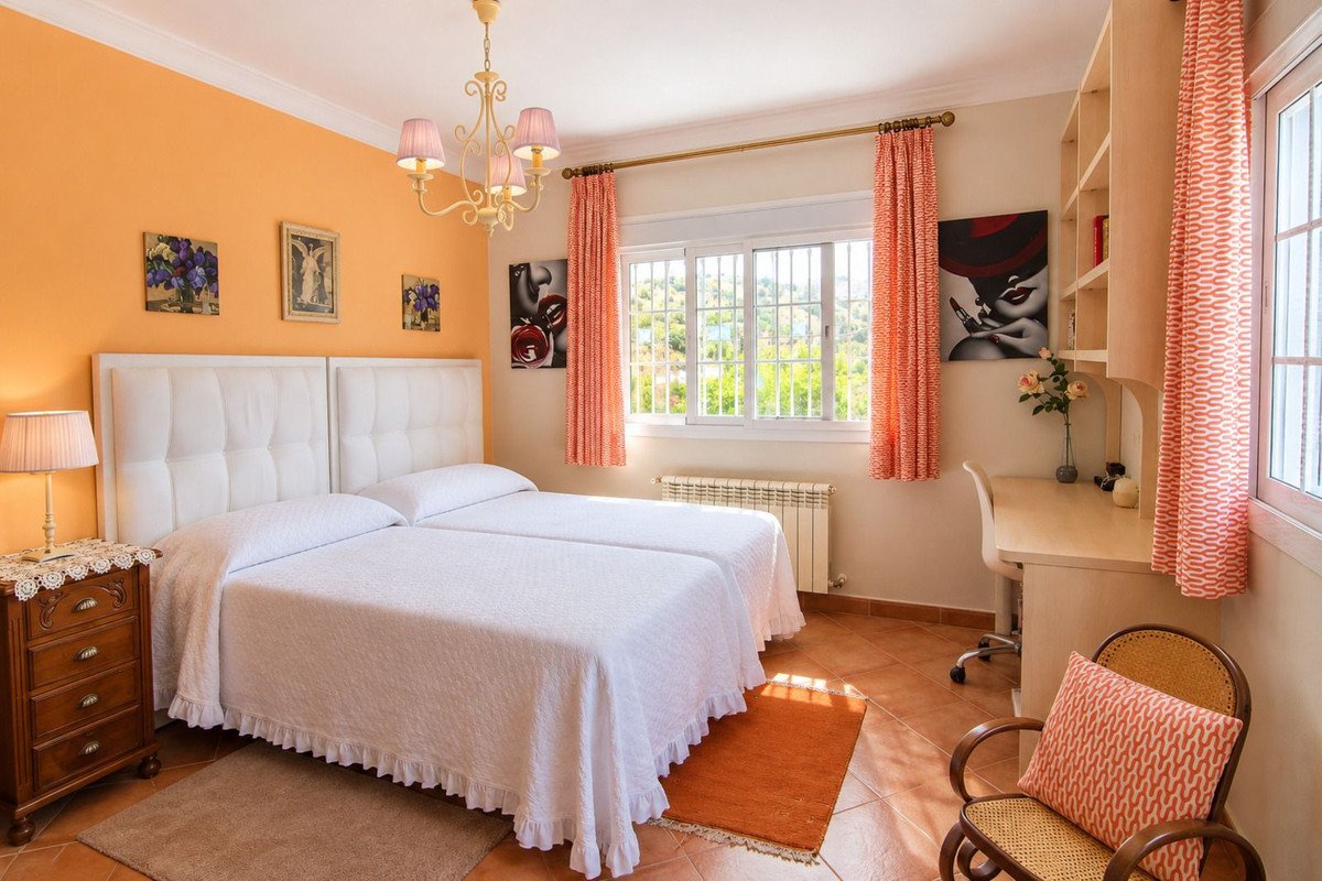 4 Bed Detached Villa in Coín