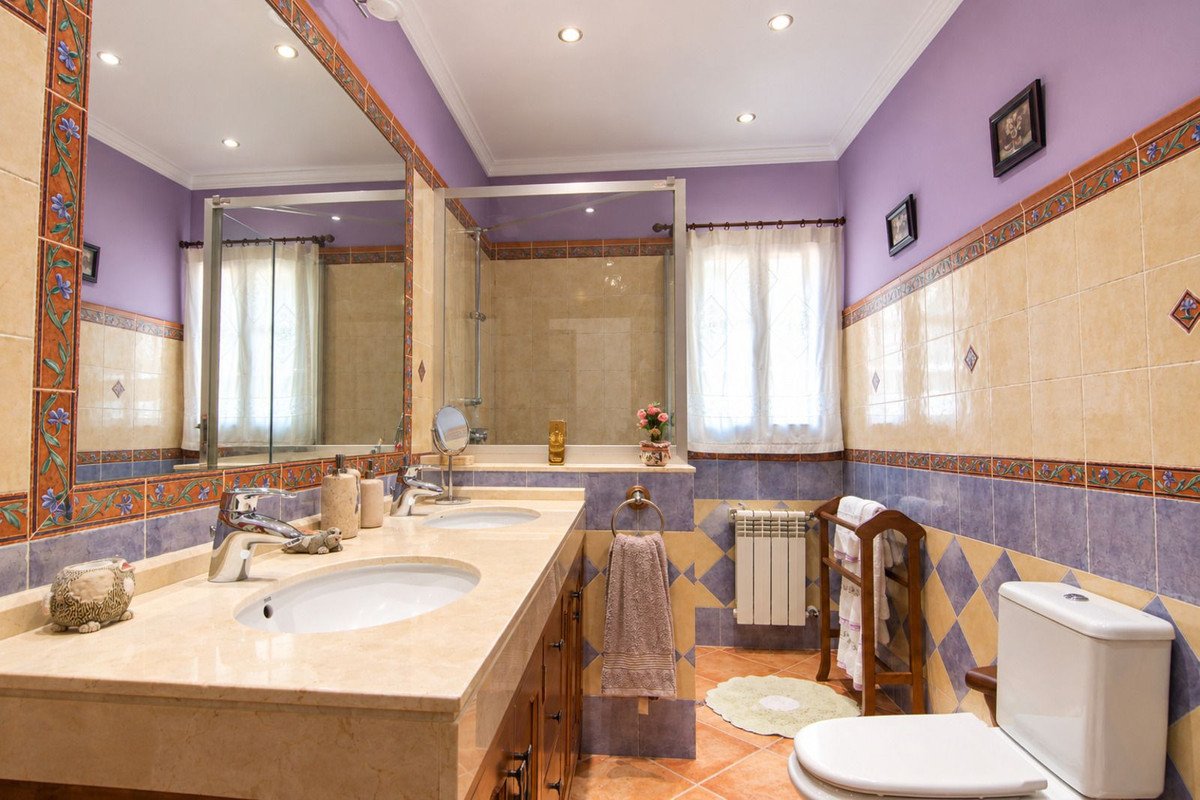 4 Bed Detached Villa in Coín