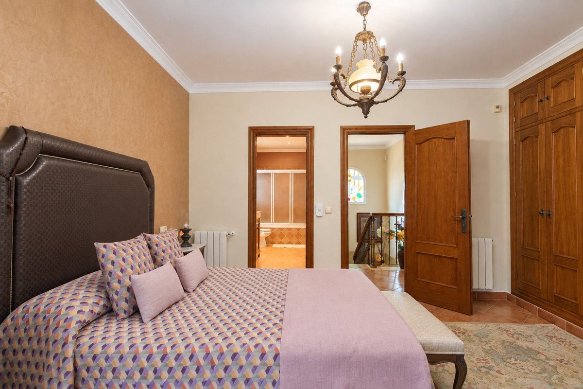4 Bed Detached Villa in Coín