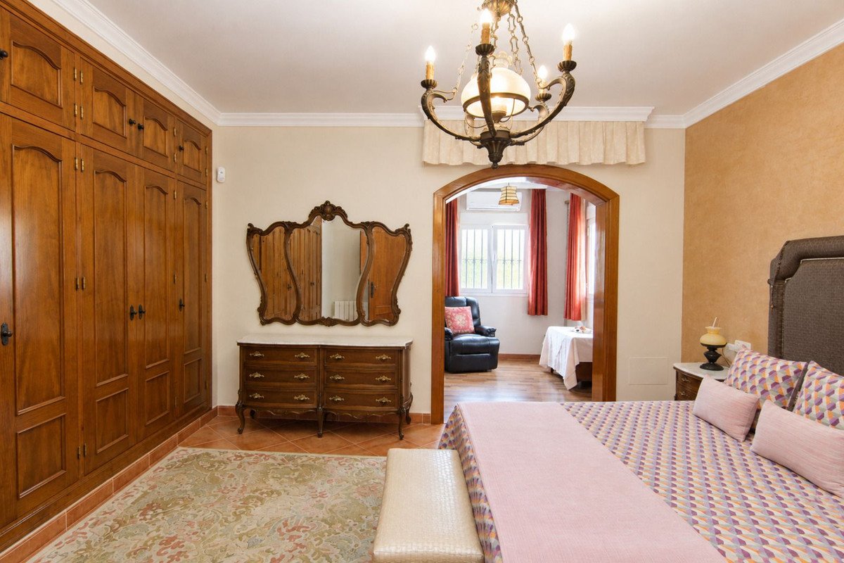 4 Bed Detached Villa in Coín
