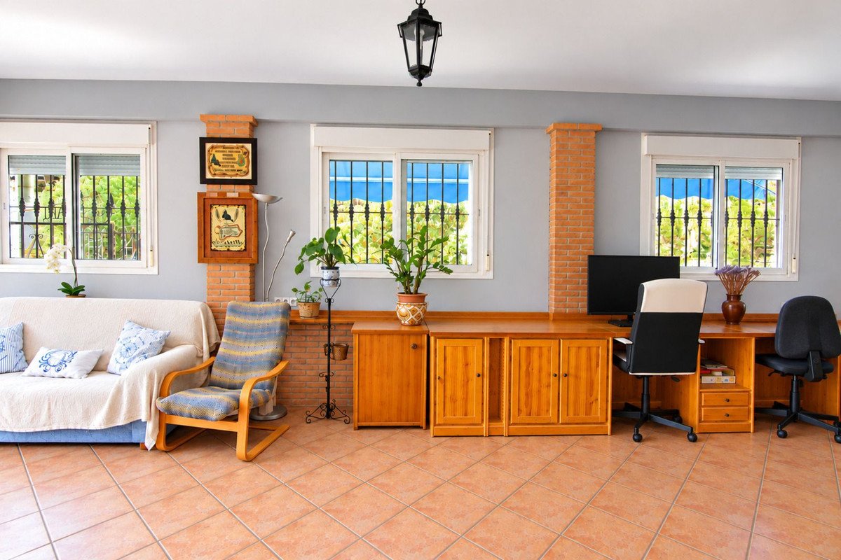 4 Bed Detached Villa in Coín