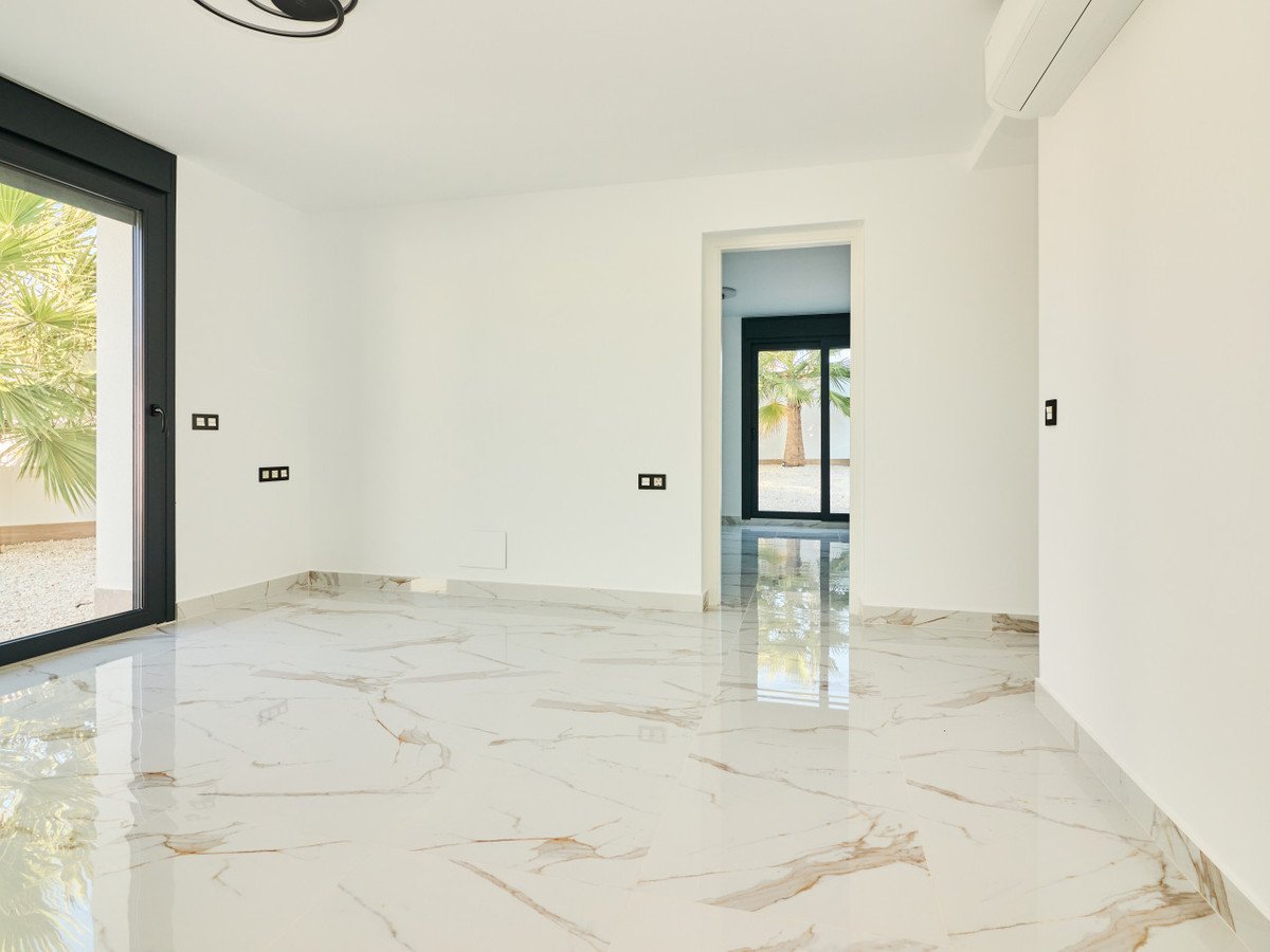 5 Bed Detached Villa in Rojales