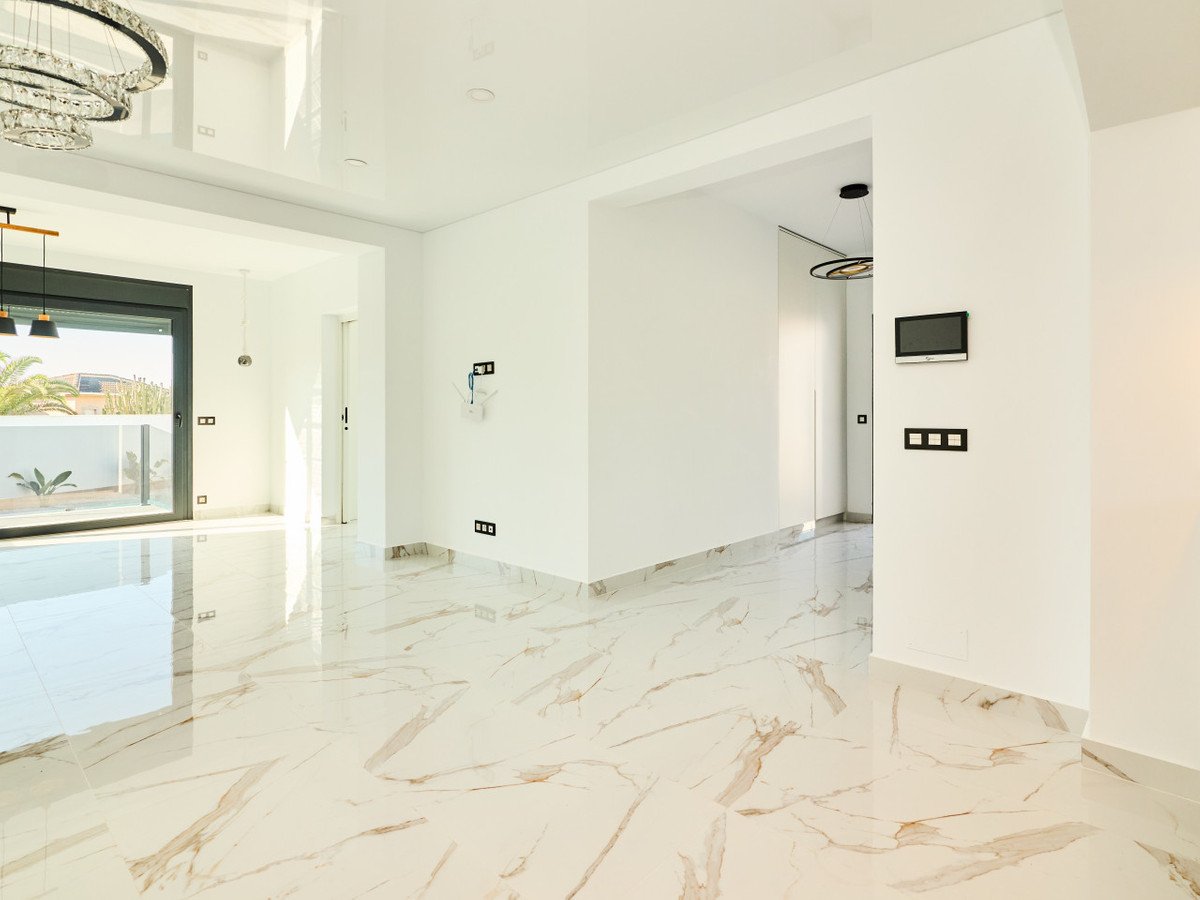 5 Bed Detached Villa in Rojales