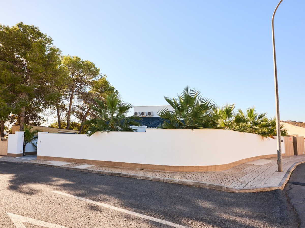 5 Bed Detached Villa in Rojales