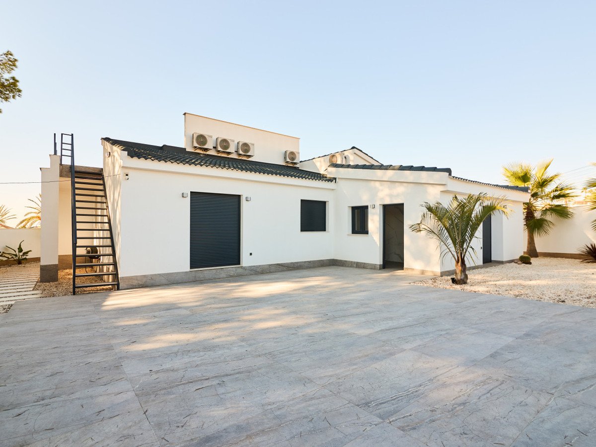 5 Bed Detached Villa in Rojales