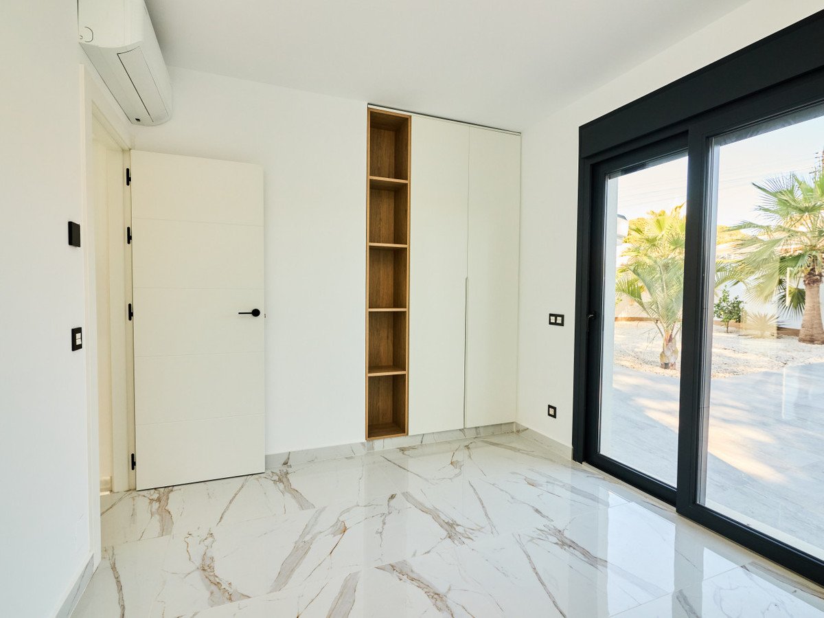 5 Bed Detached Villa in Rojales