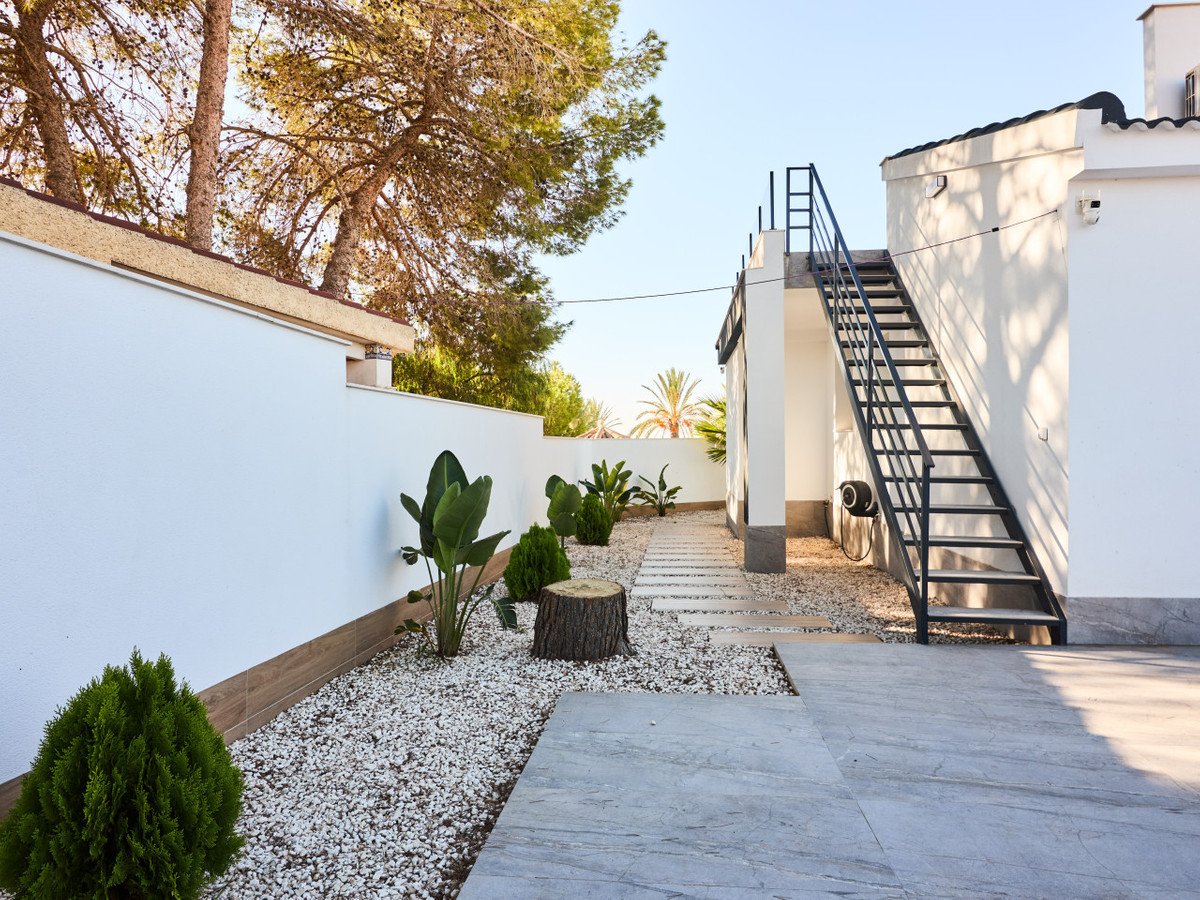 5 Bed Detached Villa in Rojales