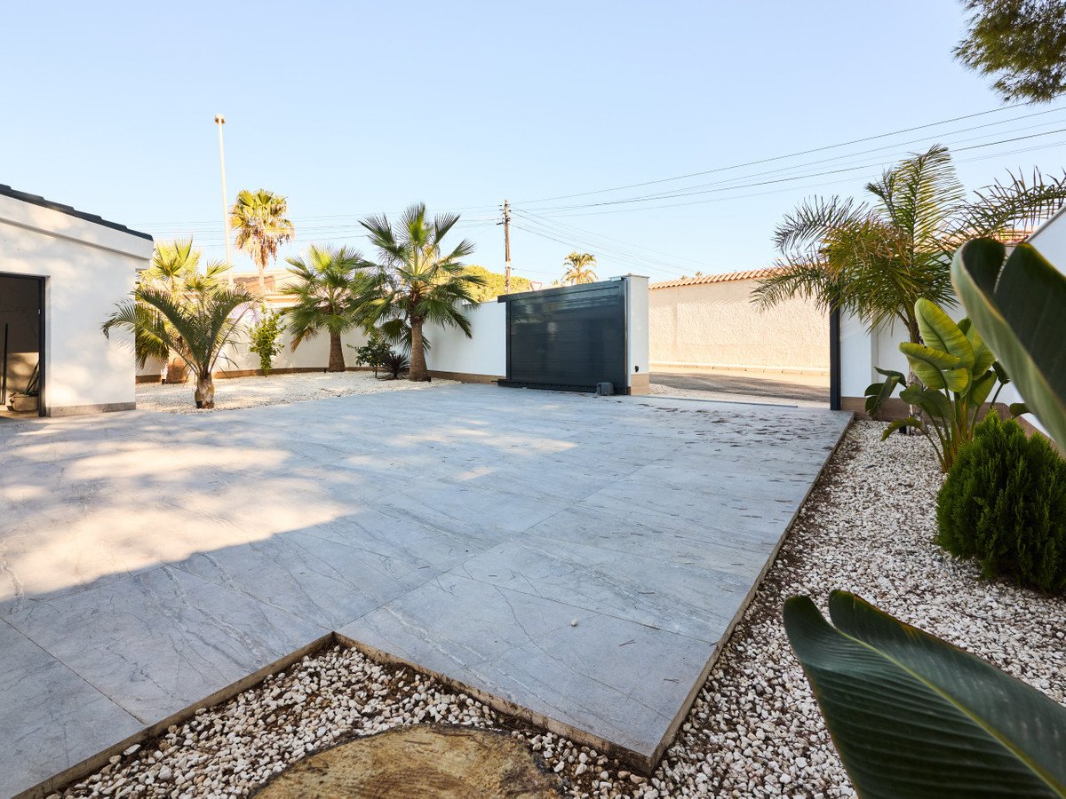 5 Bed Detached Villa in Rojales