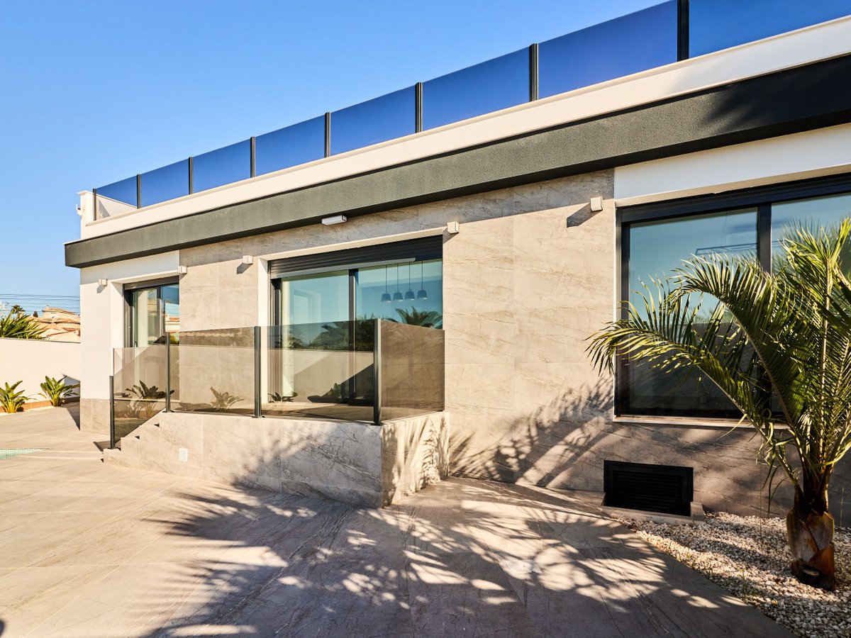 5 Bed Detached Villa in Rojales