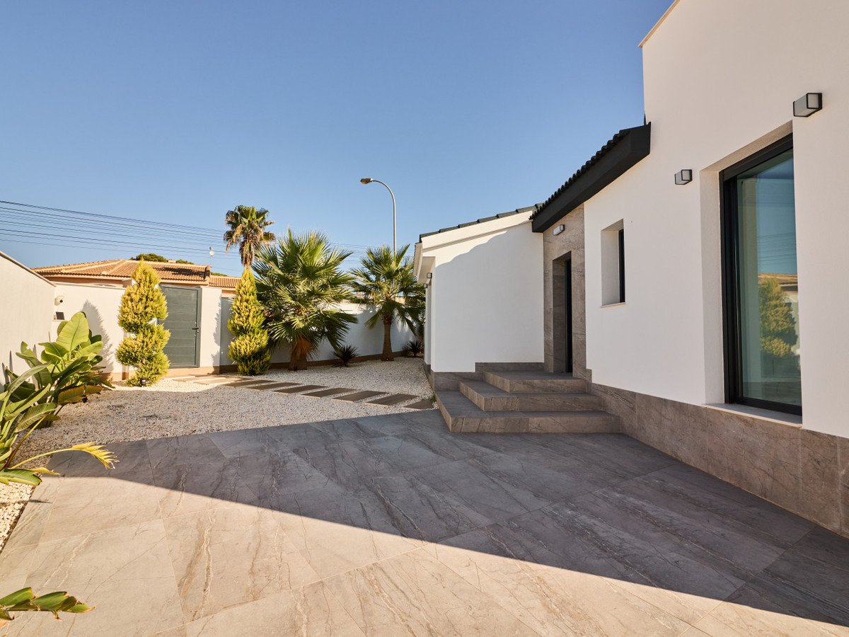 5 Bed Detached Villa in Rojales