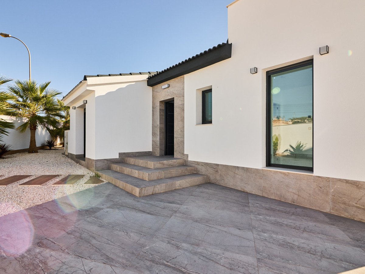 5 Bed Detached Villa in Rojales