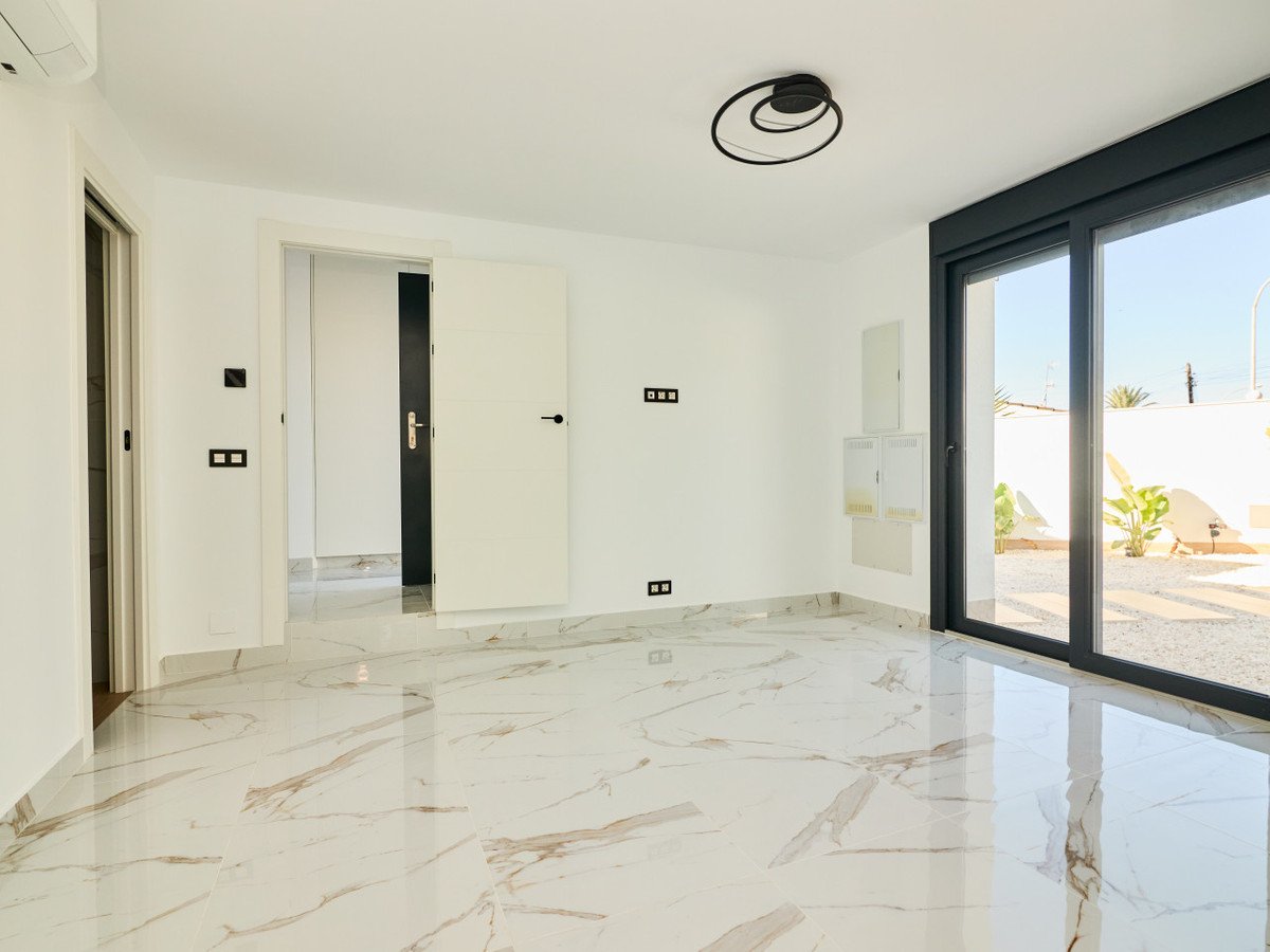 5 Bed Detached Villa in Rojales