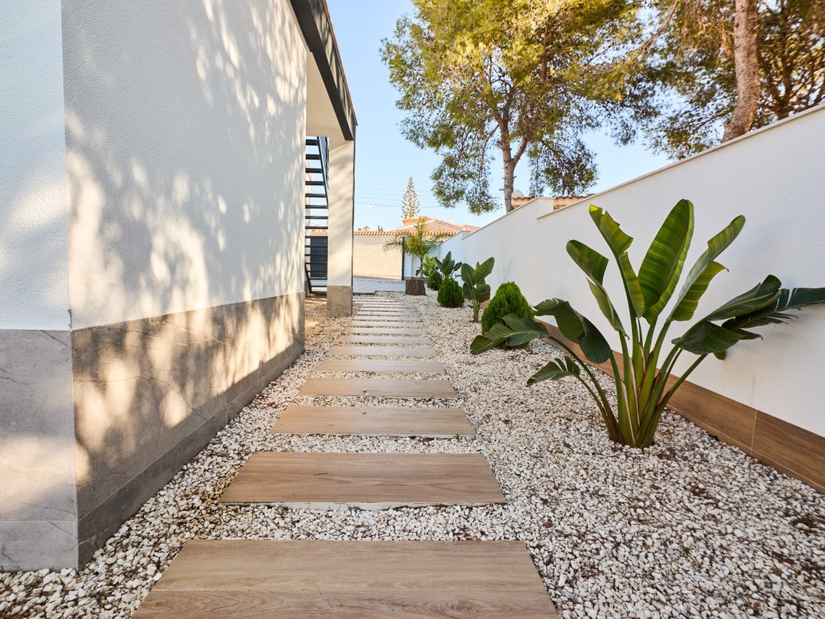 5 Bed Detached Villa in Rojales