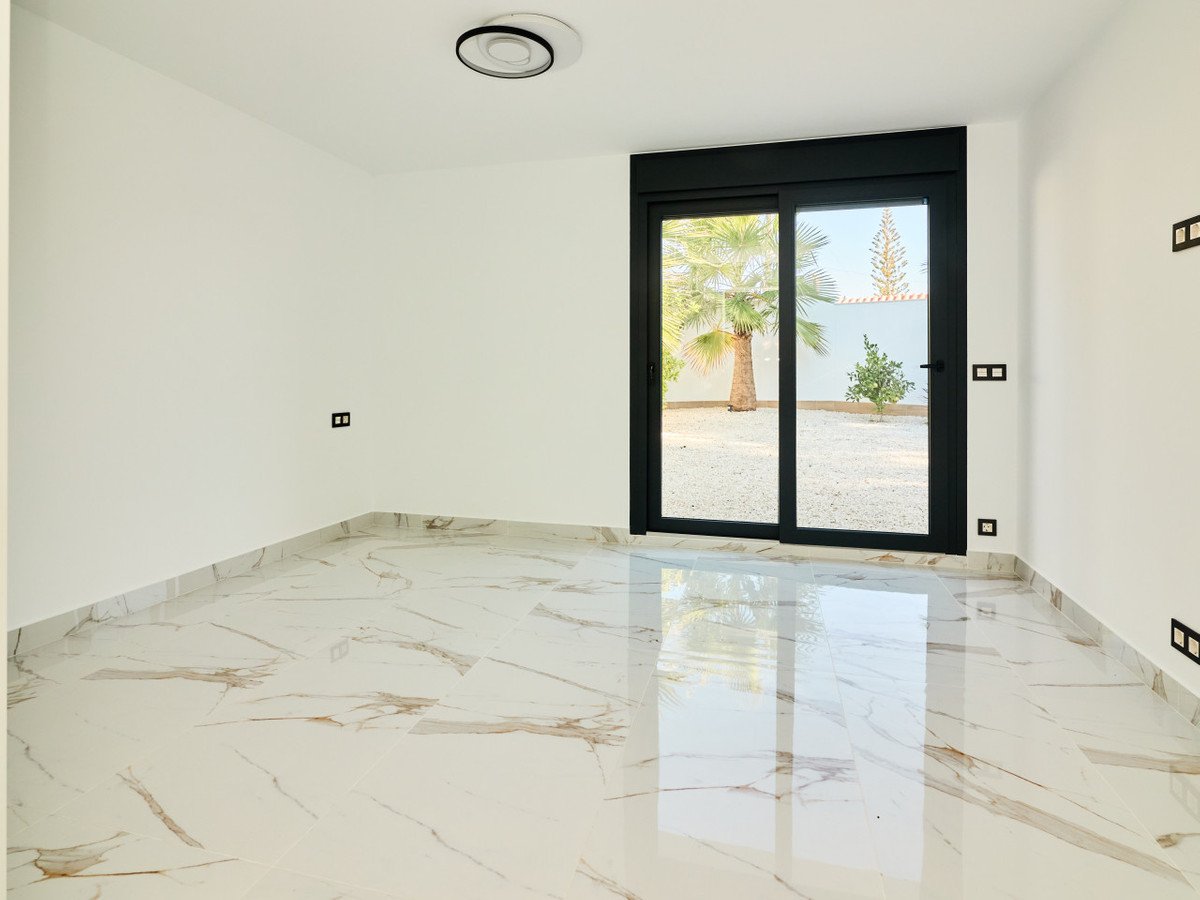 5 Bed Detached Villa in Rojales