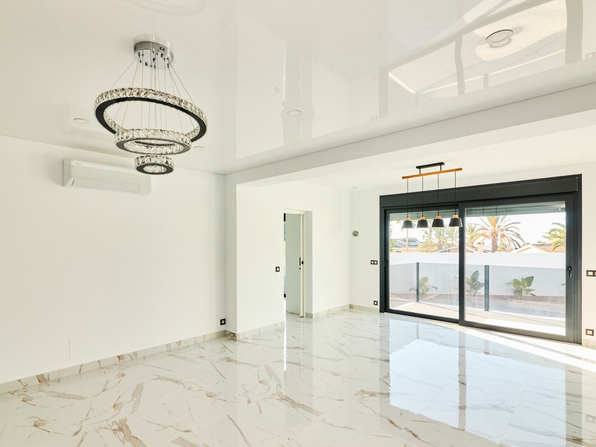 5 Bed Detached Villa in Rojales