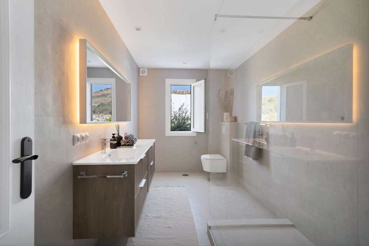 5 Bed Detached Villa in Benahavís