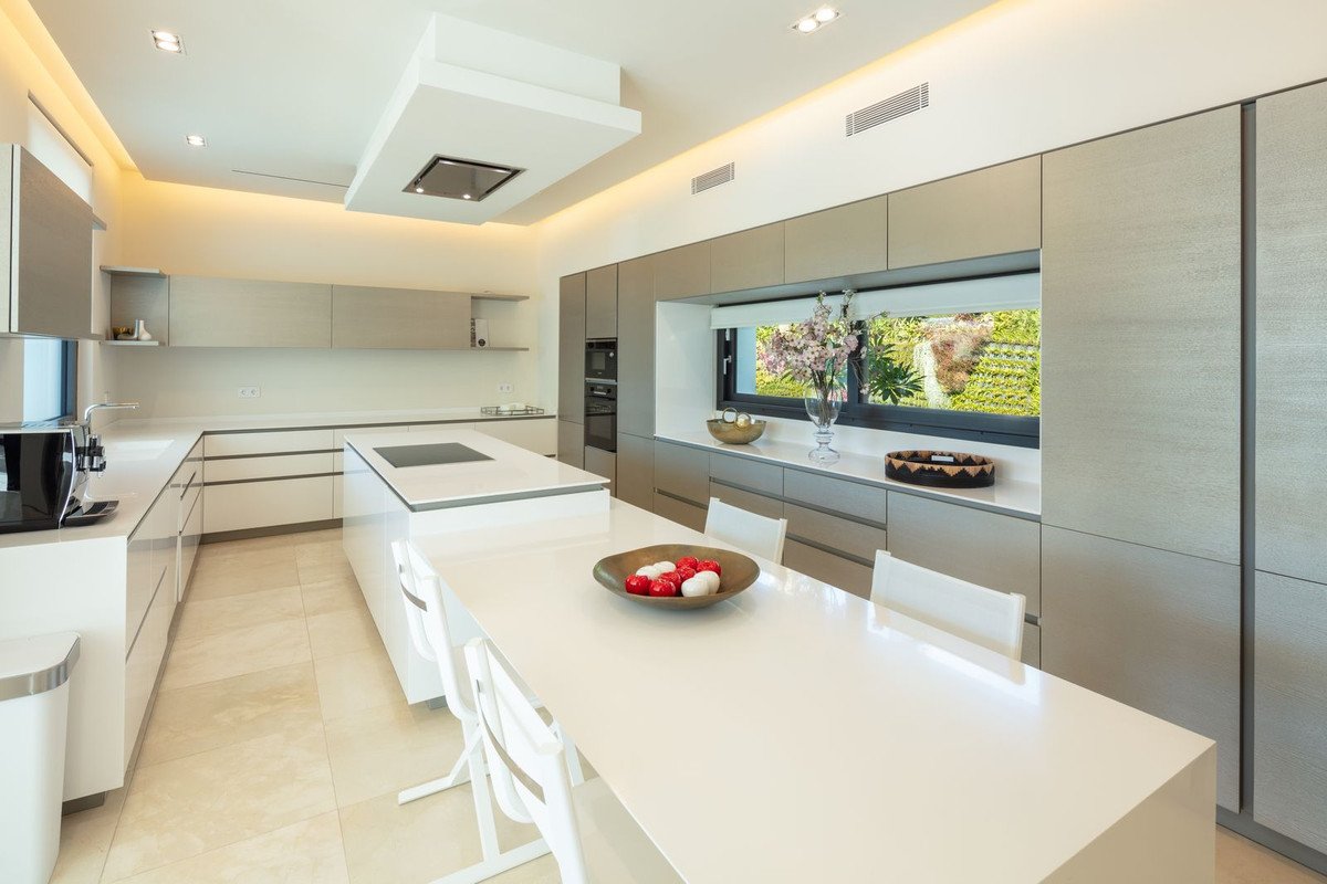 6 Bed Detached Villa in Nueva Andalucía