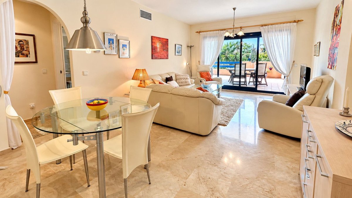 2 Bed Ground Floor Apartment in La Duquesa