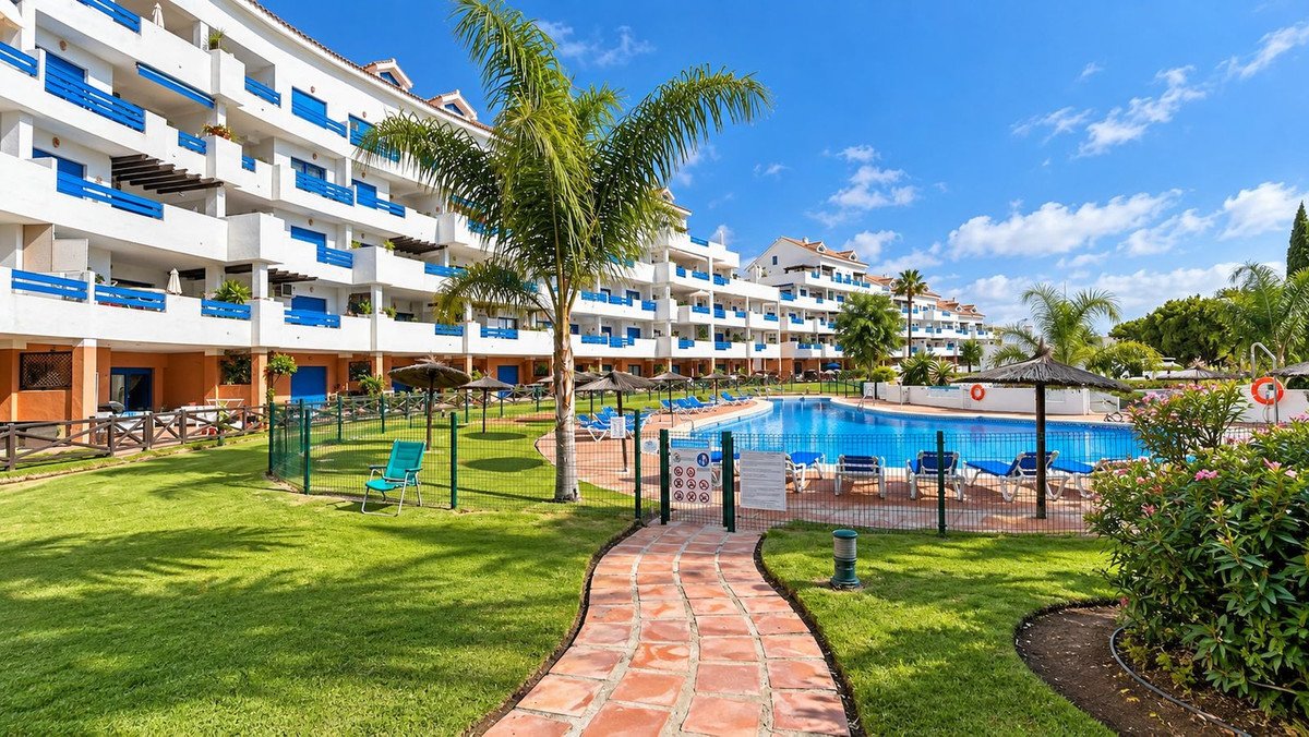 2 Bed Ground Floor Apartment in La Duquesa