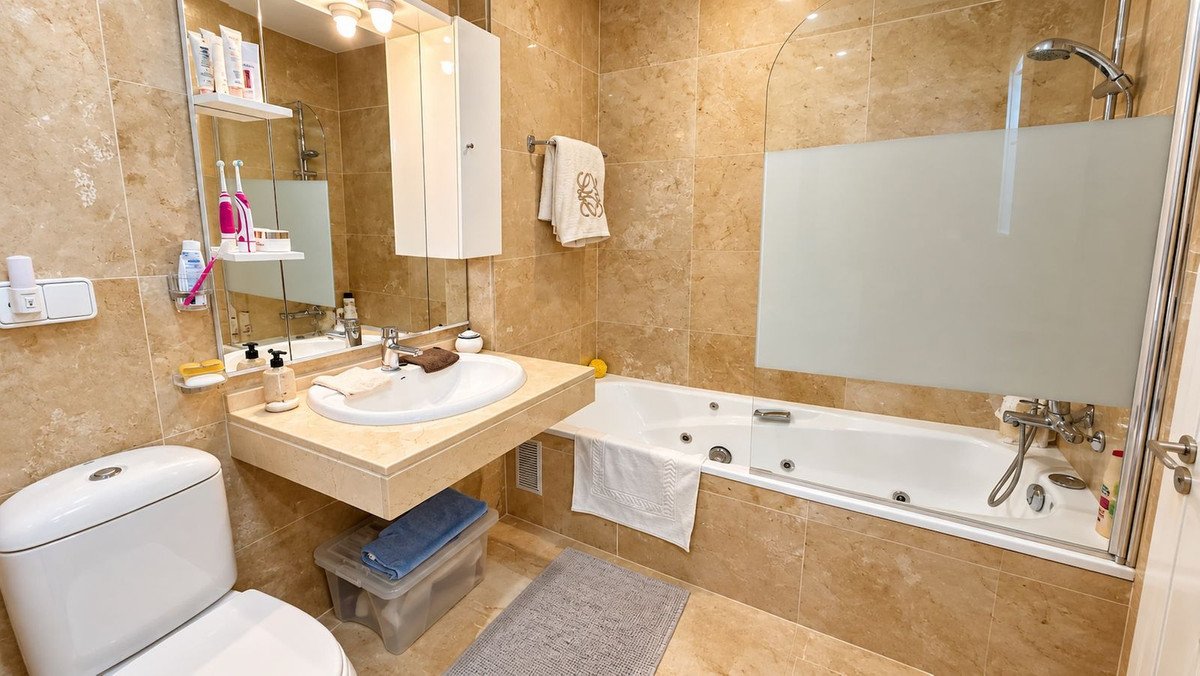 2 Bed Ground Floor Apartment in La Duquesa