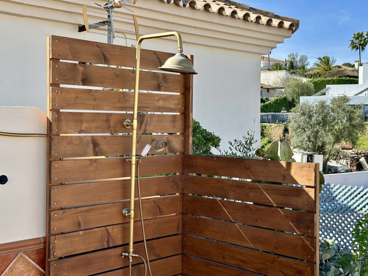 2 Bed Top Floor Apartment in Cerros del Aguila
