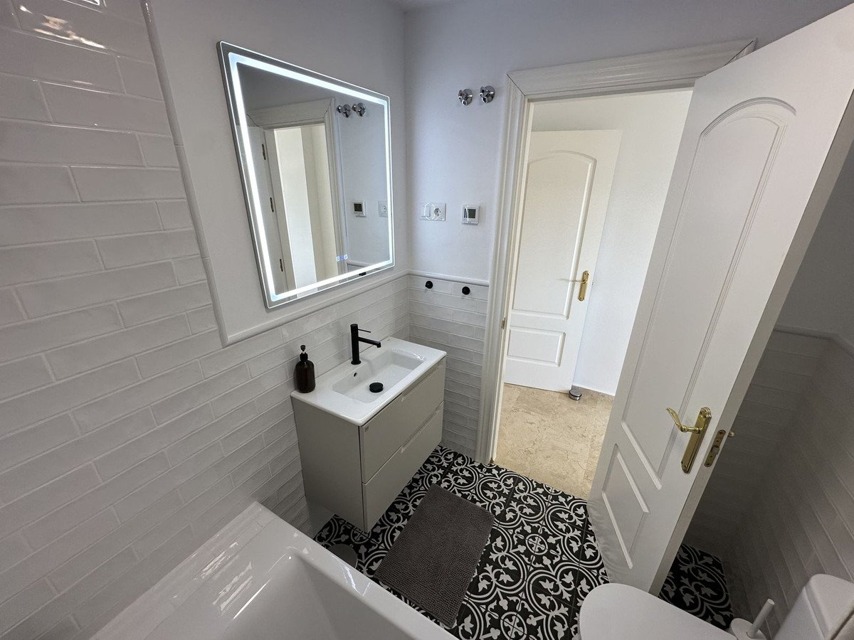 2 Bed Top Floor Apartment in Cerros del Aguila