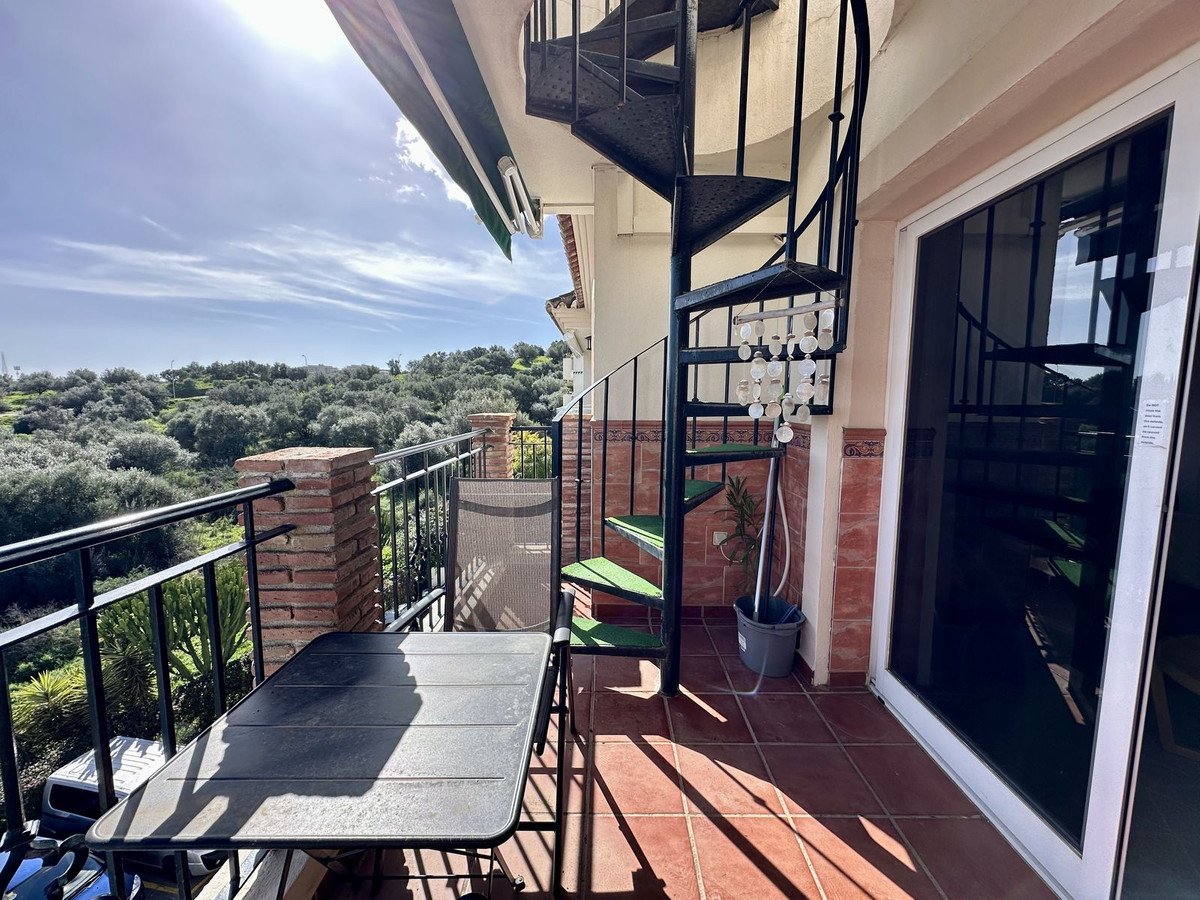 2 Bed Top Floor Apartment in Cerros del Aguila