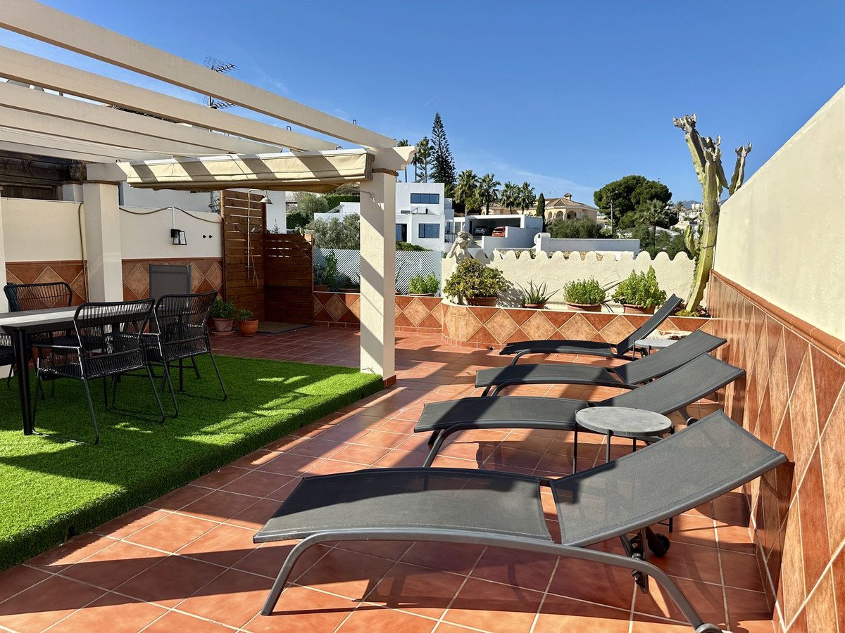 2 Bed Top Floor Apartment in Cerros del Aguila