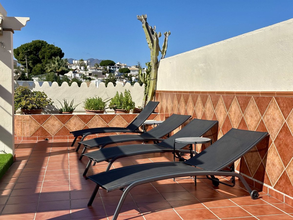 2 Bed Top Floor Apartment in Cerros del Aguila