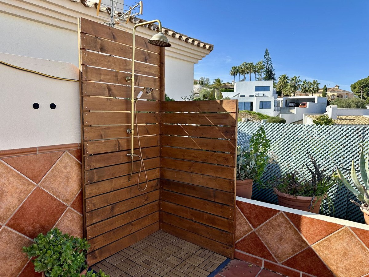 2 Bed Top Floor Apartment in Cerros del Aguila