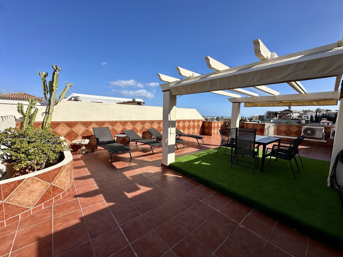 2 Bed Top Floor Apartment in Cerros del Aguila